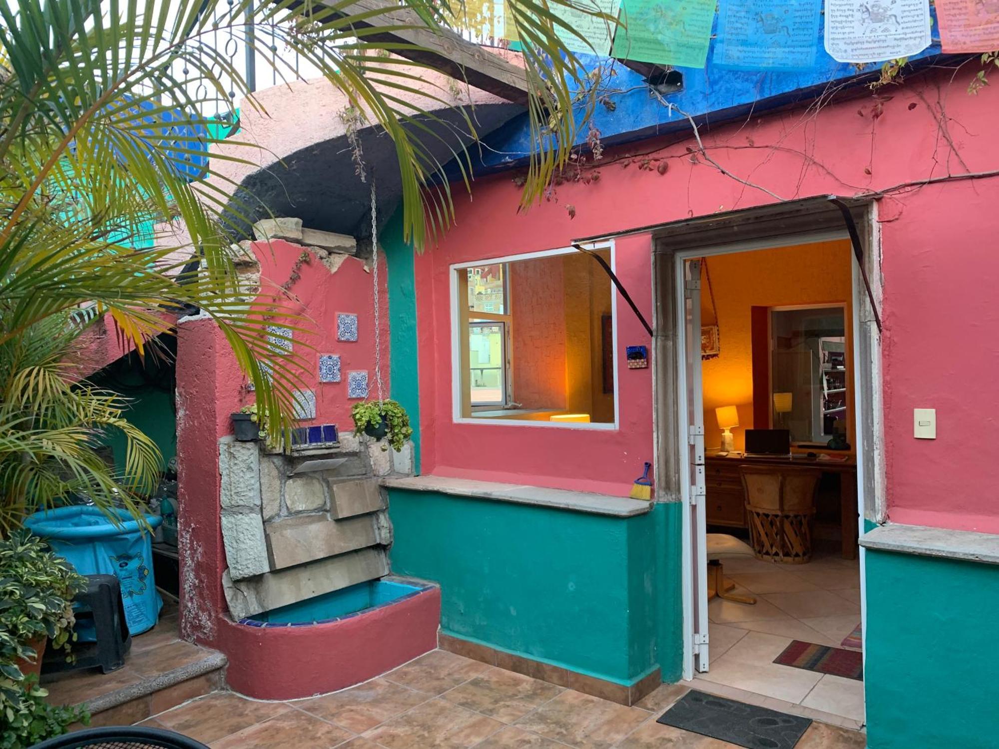 Centro Quiet 3-story With Great Views